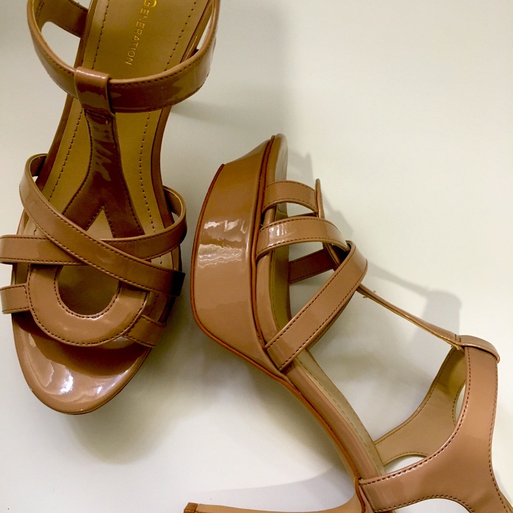 Tan BCBG platform heel